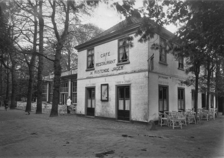 HVB FO 00385  De Rustende Jager met kellner Nelis Kop, ca 1925 (1)